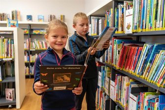 Die neue Ferienwoche bei Regen-Wetter: Die Tipps aus Mittelsachsen - Mathilda und Johann aus Wechselburg suchten sich am Freitag in der Bibliothek „Alte Lateinschule“ in Rochlitz neue Bücher zum Ausleihen.