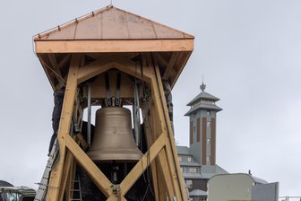 Die neue Friedensglocke auf dem Fichtelberg – ein Mega-Projekt von zahlreichen Erzgebirgern gestemmt - Seit 3. Oktober 2024 steht sie und kann wieder geläutet werden: die neue Friedensglocke auf dem Fichtelberg in Oberwiesenthal.