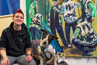 Die neue Gegenwart im Atelier der Künstlerin Lydia Thomas - Lydia Thomas: Ihre Rastazöpfe sind längst weg, und zu ihrem Hund Monika ist der auf dem Foto zu sehende Gandhi hinzugekommen. Im Hintergrund hängt "Waldmensch", eines der neuen Bilder der Künstlerin.