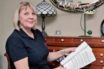 Die Neue im Paul-Fleming Chor fiebert Auftritt in Wechselburg entgegen - Renate Groeneveld nutzt jede freie Minute um die Lieder auswendig zu lernen, die zum Weihnachtskonzert des Paul-Fleming-Chors erklingen werden.