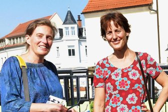 Die Neue in der Silbermann-Gesellschaft - Bereits im September schaute sich Juliane Schwarz-Bierschenk (l.) mit Noch-Geschäftsführerin Kristine Schmidt-Köpf während der Silbermann-Tage beim Familienfest auf dem Freiberger Schloßplatz um.
