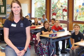 Die Neue kehrt zurück an ihre alte Schule - Olivia Häcker unterrichtet auch die Klasse 4 in Deutsch und Sachunterricht. Der Kontakt zu den Schülern ist ihr sehr wichtig.