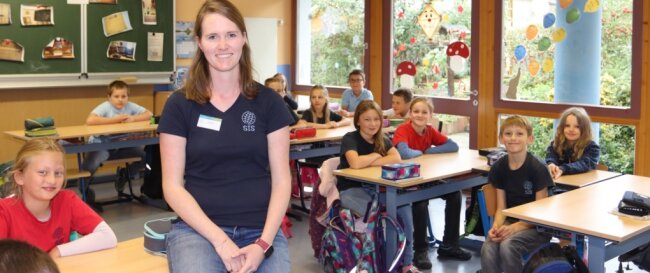 Die Neue kehrt zurück an ihre alte Schule - Olivia Häcker unterrichtet auch die Klasse 4 in Deutsch und Sachunterricht. Der Kontakt zu den Schülern ist ihr sehr wichtig.