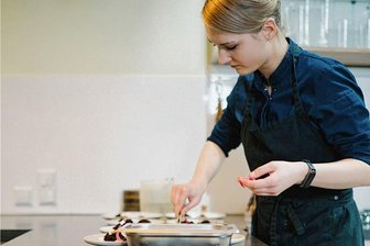 Die neue Küche der Chemnitzer Köchin Hanna Lehmann: Vom Garten auf den Tisch - Hanna Lehmann beim Anrichten der Teller. 