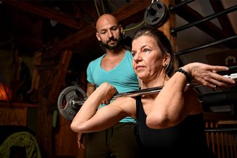 Die neue Lust der Frauen an der Kraft - Sandra Wagner betreibt schon lange Kraftsport. Seit sechs Jahren hilft ihr der Personal Trainer, ehemalige Nationalmannschafts-Karateka und Fitnessökonom Marcel Wagner.