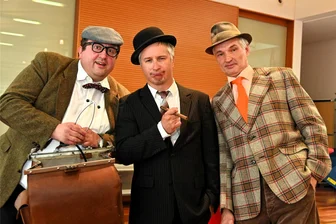 Die neue Olsenbande, ein echter Bankdirektor und das alte Technikum in Hainichen - Die Olsenbande des Mittelsächsischen Kultursommers: Thomas Kühn als Kjeld, Falko Jahn als Egon Olsen und Jens Stahlmann als Benny (v. l.). Am Samstag wird das Stück „Mächtig gewaltig Egon“ im „Goldenen Löwen“ in Hainichen gespielt.