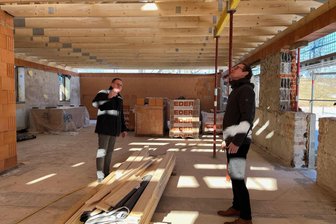 Die neue Perle von Obersaida: Jetzt ist Tempo angesagt - Bodo Stümpges (l.) von der Bauverwaltung der Gemeinde Großhartmannsdorf und Bürgermeister Dirk Müller schauen sich den Stand der Bauarbeiten im neuen Dorfgemeinschaftshaus in Obersaida an.