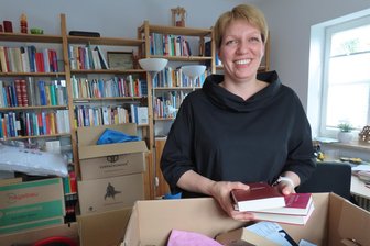 Die neue Pfarrerin von Werdau: Mein Weg zur Kirche war lang und steinig - Den Umzug hat die neue Werdauer Pfarrerin Maria Grüner gemeinsam mit ihrer Familie schon geschafft. Aus- und eingeräumt ist aber noch nicht alles.