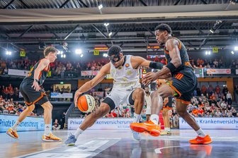 Die neue Saison startet deutlich eher: Erster Spieltermin für die Niners Chemnitz steht fest - Die schicken Pokaltrikots konnten die Spieler der Niners Chemnitz (hier Kostja Mushidi) in der vergangenen Saison nur einmal tragen. Im Achtelfinale war Schluss in Vechta.