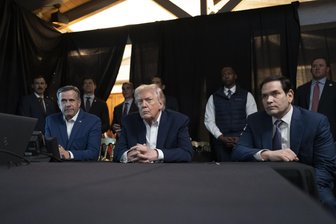 Die neue Weltordnung: Trump tut, was er will, weil er es kann - US-Präsident Donald Trump (Mitte) verfolgte live am Monitor in seinem Club in Palm Beach (Florida) den Militärschlag gegen Venezuela.