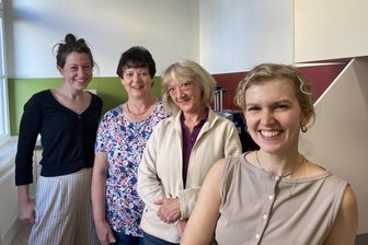 Die neue Zahnärztin von Lengenfeld: „Als ich das erste Mal die Treppe hoch bin, habe ich mich sofort verliebt“ - Vier Frauen, ein Team. Die neue Zahnärztin Julia Sachs und ihre Assistentinnen Petra Friedemann, Susann Mehner und Anna Herrmann (von rechts).