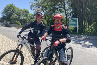Die neuen Abenteuer von Schöneck – auf dem Rad, im Wasser oder im Wald - Thomas und Franz Richter aus Dresden sind begeistert von den Möglichkeiten, die die Bike-Welt Schöneck bietet.