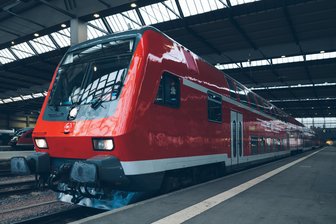 Die „neuen“ Doppelstockzüge auf der Strecke Chemnitz–Leipzig: Was sie bieten und wie sie ausgestattet sind - So sehen die Doppelstockzüge aus, die ab dem Fahrplanwechsel zwischen Chemnitz und Leipzig eingesetzt werden sollen. Derzeit sind die Züge bereits ohne Fahrgäste auf der Strecke unterwegs – zu Einweisungsfahrten für das Personal.