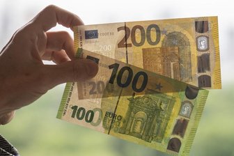 Die neuen Euro-Scheine - Neue Einhundert- (unten) und Zweihundert-Banknoten werden bei der Bundesbank vorgestellt. Die neuen Scheine verfügen über neuartige Sicherheitsmerkmale und sind schmaler als die bisherigen Scheine. Ende Mai werden 100- und 200-Euro-Scheine mit weiteren Sicherheitsmerkmalen in Umlauf gebracht.