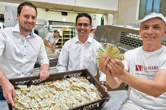 Die Neuen im Landtag -  Sören Voigt (Mitte) und der Reichenbacher Bäckerei-Inhaber Jan Forbriger (links) haben die Mürbeteig-Plätzchen "Kleine Vogtländer" kreiert, Produktionsleiter Maik Scholz war für das Backen zuständig. Voigt hat die Plätzchen in seinem Wahlkampf eingesetzt. 