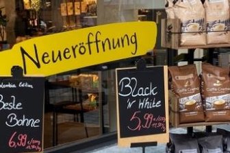 Die neuen Läden in Freibergs Altstadt - Nach Umbau und Renovierung ist die Tchibo-Filiale an der Burgstraße/Ecke Enge Gasse wieder eröffnet worden.