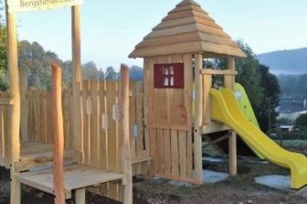 Die neuen Spielgeräte stehen schon - Ein Spielturm lädt künftig zum Toben ein.