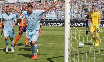 Die neuen Trümpfe des CFC: Souveränität und Spielfreude - Das war die Entscheidung im Spiel gegen Osnabrück. CFC-Kapitän Anton Fink jubelt nach seinem verwandelten Strafstoß zum 2:0.