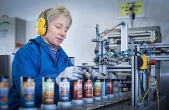 Die Neuheiten am Silvesterhimmel - Für leuchtende Effekte am Silvesterhimmel: Ines Kaden befüllt bei Weco in Freiberg die Raketen.