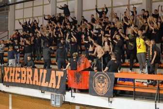 Die Niners auf Europareise: Polizeieskorte und kalter Rauch - Diese Jungs sorgten das ganze Spiel über mit Gesängen und Tänzen für Stimmung in der Halle.