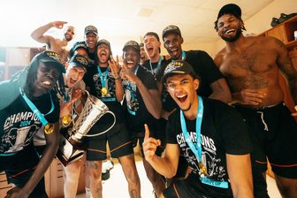 Die Niners Chemnitz ein Jahr nach dem Triumph von Istanbul: Eine magische Nacht und ihre Folgen - Die Europapokalsieger von Istanbul (von links nach rechts): Aher Uguak (noch bei den Niners, aber verletzt), Kaza Kajami-Keane (jetzt in Serbien bei Spartak Subotica), Jonas Richter (noch bei den Niners), Dominic Lockhart (verdeckt, jetzt in Rostock), DeAndre Lansdowne (noch bei den Niners), Kevin Yebo (wieder bei den Niners), Ousman Krubally (jetzt bei Boulazac Basket Dordogne in der 2. französischen Liga), Wes Van Beck (verdeckt, jetzt in der Türkei bei Petkimspor Kulübü), Benjamin Koppke (noch bei den Niners), Tylor Ongwae (jetzt in Kenia bei Nairobi City Thunder), Brendan Gregori (noch bei den Niners), Jeff Garrett (noch bei den Niners).