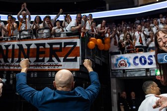 Die Niners Chemnitz in der Saison 2025/26: Es war ja auch nicht alles schlecht - Die Fans jubeln, Trainer Rodrigo Pastore jubelt zurück. Es gab auch schöne Momente in der vergangenen Saison.