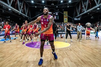 Die Niners Chemnitz mögen es dramatisch: Der nächste Thriller mit Happy End - Jeff Garrett wurde nach dem dramatischen Sieg der Niners Chemnitz gegen Rostock von den Fans gefeiert. Die Niners spielten in Sondertrikots wegen einer Aktion des Hauptsponsors.