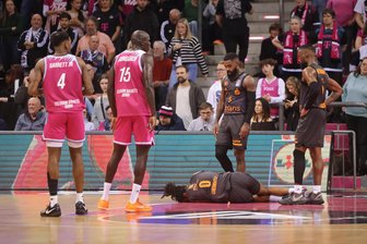 Die Niners Chemnitz und die verzweifelte Suche nach den Gründen für die Krise - Kevin Yebo am Boden. Wenn der Starspieler der Niners keinen überragenden Tag hat, läuft es bei seiner Mannschaft nicht.