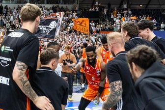 Die Niners Chemnitz und ihre sensationellen Fans schreiben eine besondere Weihnachtsgeschichte - Corey Davis tanzte nach dem Derbysieg mit der Mannschaft und den Fans.