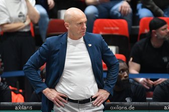 Die Niners Chemnitz zwei Jahre nach dem Triumph im Europapokal: Willkommen in der Realität? - Skeptischer Blick von Cheftrainer Rodrigo Pastore. So hat man den Erfolgstrainer der Niners Chemnitz der vergangenen Jahre zuletzt häufiger gesehen.