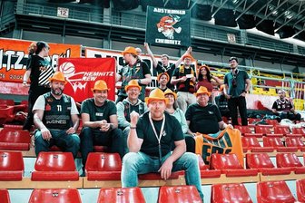 Die Niners in Skopje - und was dort im Argen liegt: Willkommen in der Champions League - Die Fans aus Chemnitz ließen sich die Laune nicht verderben. Sie feierten den ersten internationalen Auftritt ihres Teams. "Freie Presse"-Sportreporter Thomas Reibetanz (vorn) hat sich mal dazugesellt.
