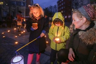 "Die Not der Jüngeren ist in der Pandemie gewachsen" - Karoline Bartel und ihre Kindern Johanna und Bjarne stellen vor dem Bürgerzentrum Kerzen auf. Die Lichter ergeben das Wort "Gemeinsam".