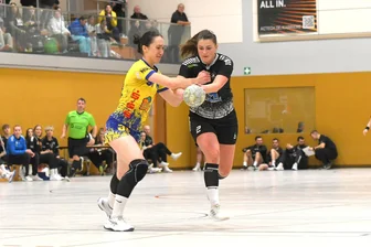 Die Nummer 1 im Erzgebirge: Warum Weißenborns Oberliga-Handballerinnen den Sieg gegen Marienberg besonders feierten - Vier Tore steuerte Sophie Zeller (rechts), hier im Duell mit Emma Bielawny, zum Weißenborner Derby-Sieg bei.