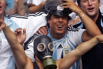 Die NVA muss unter die Lupe: Systemstütze, scharfe Waffe, Friedensarmee? - Harmlose Truppe? Feiernde Fußballfans mit NVA-Souvenirs.