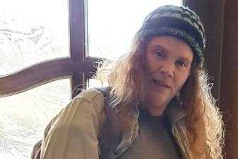 Die Obdachlose im Donnerstagskrimi - Yvonne Scheithauer hatte für den Dreh ihre ältesten Klamotten angezogen.