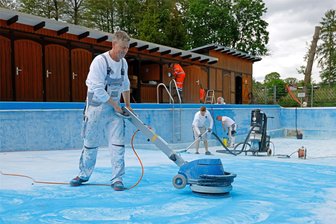 Die Oberlungwitzer „Pfütze“ wird fit für die Saison gemacht - Jan Müller hat die alte Farbe im Oberlungwitzer Freibad abgeschliffen.