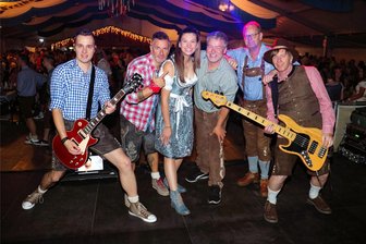 Die Oederaner Rathausmauern wackeln zum Oktoberfest - Die Band Atemlos sorgte zum Oktoberfest in Oederan am Samstag für Stimmung.