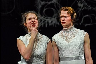 Die Ohnmacht im Brautkleid - Margo (Seraina Leuenberger) fühlt sich vom Kinderwunsch ihres Freundes Jann (Konstantin Weber) erdrückt - Szene aus der Groteske "Beautyland" von Bianca Hein. 