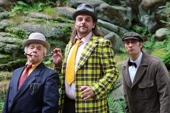 Die Olsenbande erobert das Erzgebirge: Warum Schatzsuche nicht nur Männersache ist - Die erzgebirgische Version der Olsenbande: Hans B. Götzfried als Egon, Marvin Thiede als Benny und Rouven Klischies als Kjeld.