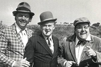 Morten Grunwald (Benny), Ove Sprogøe (Egon) und Poul Bundgaard (Kjeld) posieren 1974 auf Mallorca. Dort wurde "Der (voraussichtlich) letzte Streich der Olsenbande" gedreht.