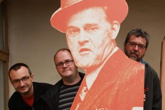 Die Olsenbande rückt ins Lengenfelder Museum ein - Michael Heuck, Torsten Reichel und Thomas Pollrich (von links) haben schon jetzt Spaß mit dem Olsenbande-Chef. 