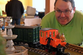 Die Olsenbande stellt die Weichen: Das sind die Hingucker der Modellbahnschau in Hainichen - Filmreif gebaut von Daniel Große: Egon, Benny und Kjeld sind auf der Rangierlok mit dem Tresoranhänger von „Franz Jäger Berlin“ wie im Film „Die Olsenbande stellt die Weichen“ unterwegs.