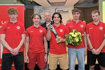 Die "Olympia" lässt Sportler und Trainer in Zwickau strahlen - Für eine Saison ohne Niederlage und den Aufstieg in die höchste deutsche Liga ihrer Altersklasse wurde das U-17-Team des ETC Crimmitschau geehrt. Den Pokal nahmen stellvertretend Lars Hamori, Pavel Nikitins, Trainer Torsten Heine, Eden Hofverberg, Marvin Thieme und Lukas Wicher (von links) entgegen.