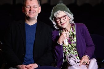 Die "Online-Omi" kommt nach Oelsnitz - Schauspielerin Anke Siefken und Buchautor Torsten Rohde. Die eine spielt die "Online-Omi", der andere erfand sie.