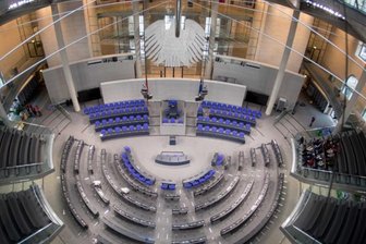 "Die Ordnungsrufe im Bundestag werden zunehmen" - Der Plenarsaal des Bundestages - künftig werden sieben Parteien vertreten.