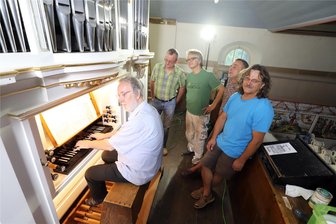 Die Orgelfreunde Dittersbach zogen alle Register: Göthel-Orgel klingt wieder originalgetreu - Jörg Lange, Dirk Börner, Jens Hermann und Uwe Hiss lauschen dem Orgelspiel von Peter Kleinert (v. r.) an der instandgesetzten Orgel der Kirche Dittersbach.