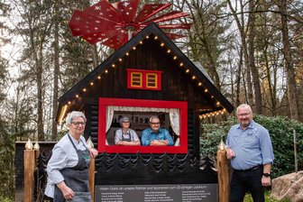 Die originellste Pyramide im Erzgebirge: Wirtsleute aus gutem Holz - Katrin und Heiko Schmidt sind stolz auf ihr Pyramiden-Unikat vorm Hotel.