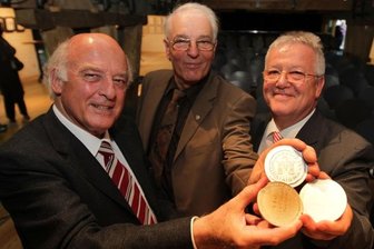 Die "Oscars" von Plauen gehen diesmal an vier Männer - Die Stadtplakette 2012 erhielten am Dienstag Karl Gerhard Schmidt, Bernhard Weisbach und Gert Müller (von links).