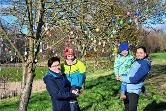 Die Ostereier-Macher aus Lichtenau - Mutter Annelie Knorr mit Malte und Tochter Romy Knorr mit Timon am Baum des Sportvereins Wacker 22 Auerswalde. Die Turnerinnen haben 450 Eier verziert und aufgehangen.