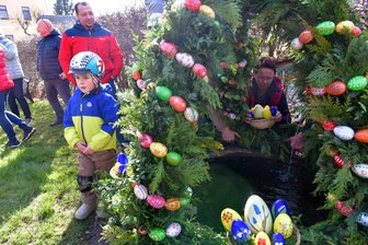 Die Osterkrone von Sohra zählt fast 350 bunte Eier - 348 Eier schmücken den Osterstrauch im Bobritzsch-Hilbersdorfer Ortsteil Sohra.